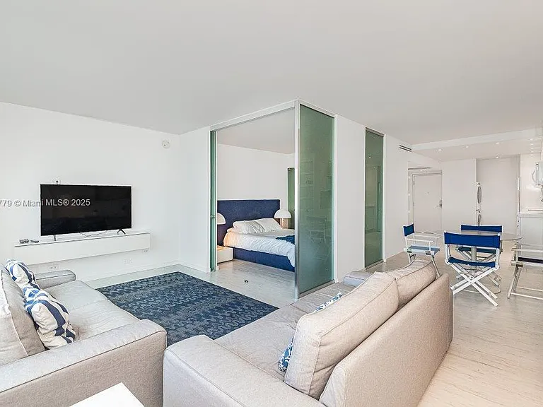 2301 Collins Ave #1032 — Photo 8