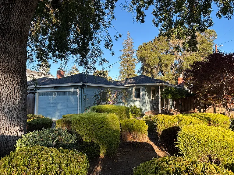 1925 Howard Ave — Photo 1