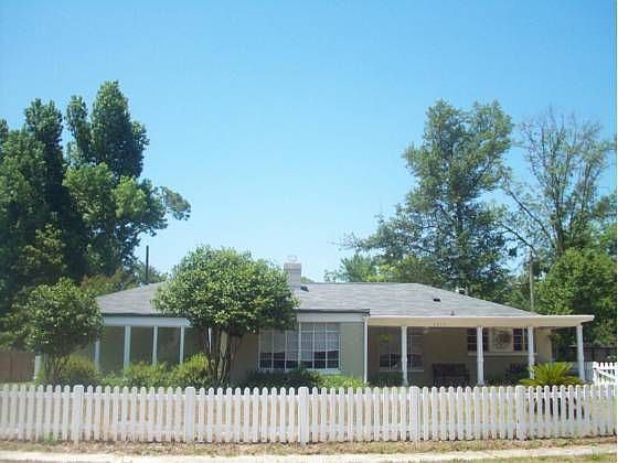 1st image of 2413 Oak Pl