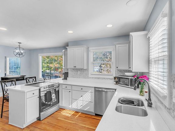5th image of 218 Beatrice St