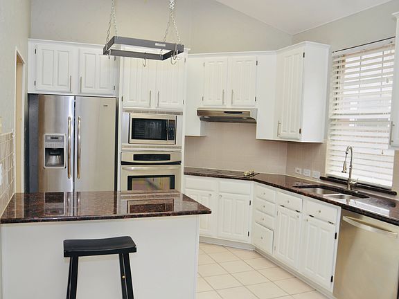 3rd image of 2413 Pinehurst Dr