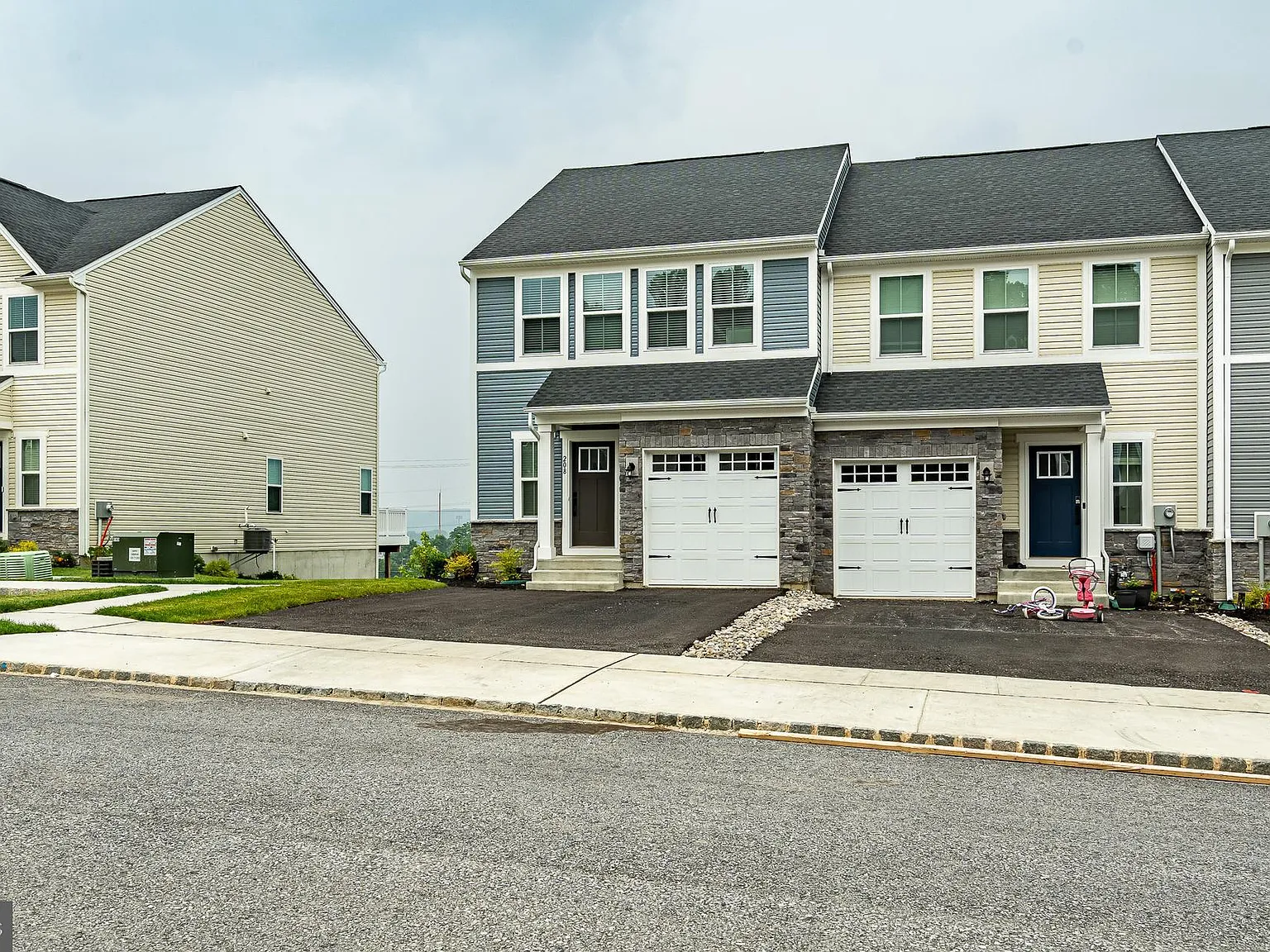 3 bed, 3.5 bath, 2552 sqft, $3,300 — Photo 3