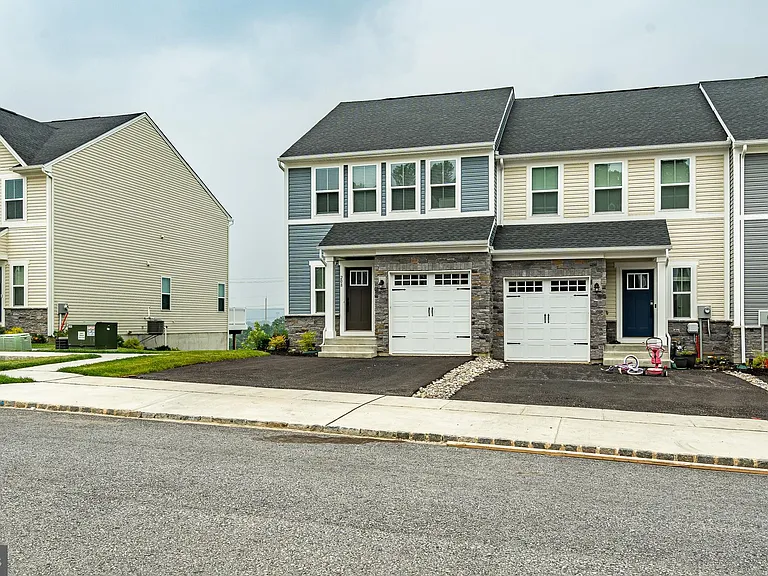 208 Chase Dr — Photo 3