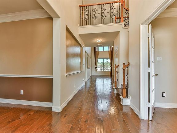 3rd image of 8304 Preston Dr