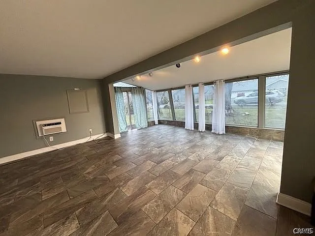 2 bed, 1.0 bath, 1356 sqft, $2,000 — Photo 4