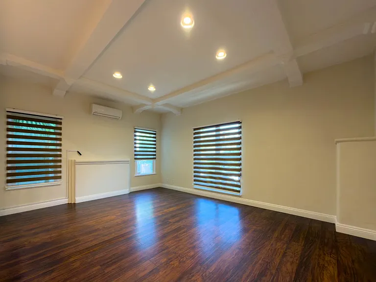 137 S Roxbury Dr — Photo 3