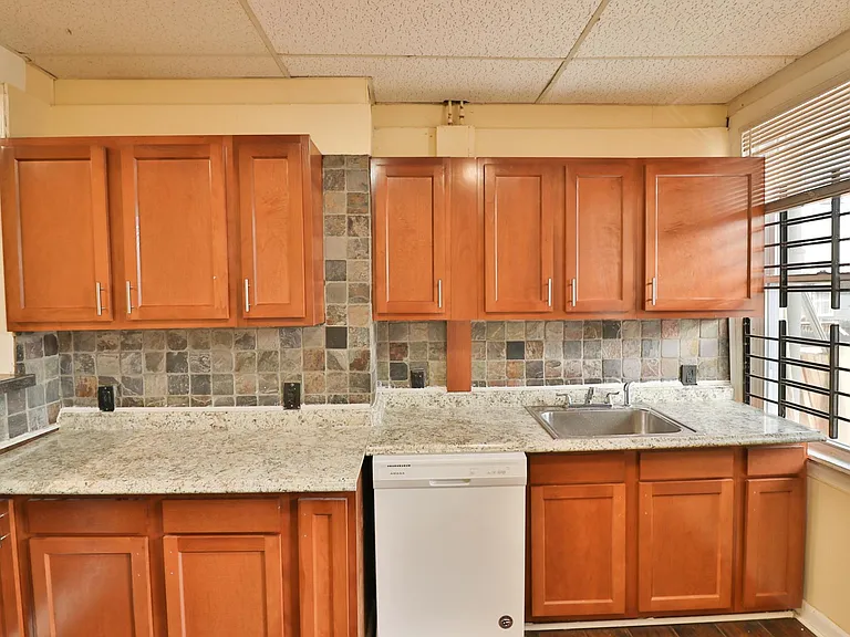 1303 James St — Photo 35