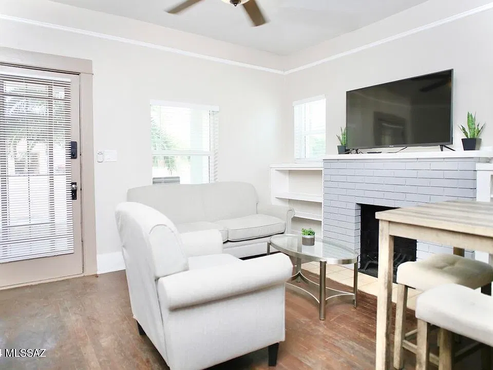 12 E University Blvd #18