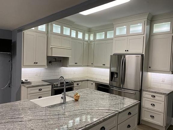 Extra large beautiful kitchen with plenty of drawers for storage