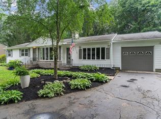 32 Rowe Dr, Cranston, RI 02921