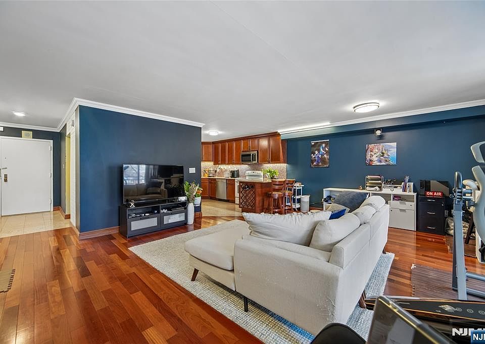 1st image of 1055 River Rd APT 302