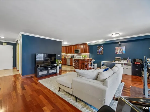 1055 River Rd APT 302, Edgewater, NJ 07020