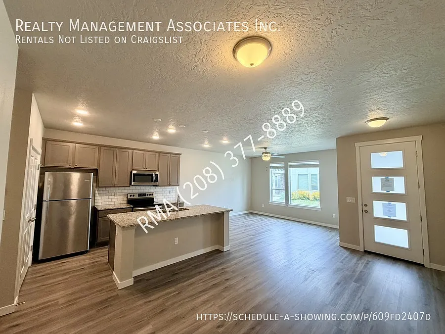 Beautiful Updated Townhome in Desirable location — Photo 4