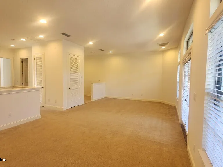 654 S Loop Pkwy — Photo 26