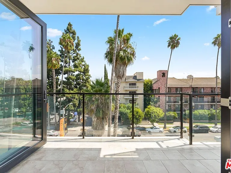 137 N Doheny Dr #3 — Photo 18