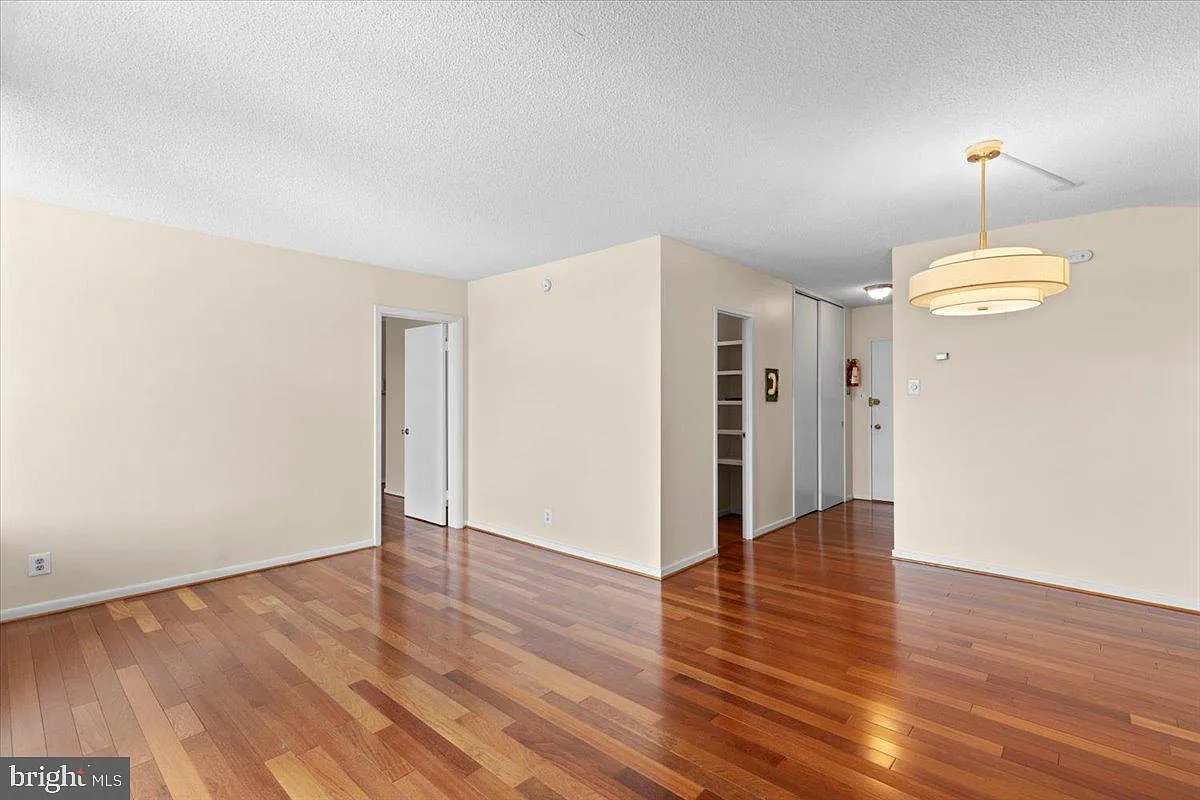 1 bed, 1.5 bath, 718 sqft, $2,298 — Photo 3