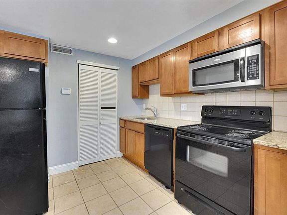 4th image of 988 Warder Ave