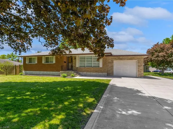 5 Armour Dr, Welland, ON L3C 2N7