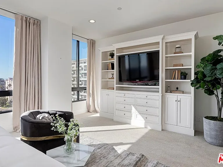 10350 Wilshire Blvd #1102 — Photo 23