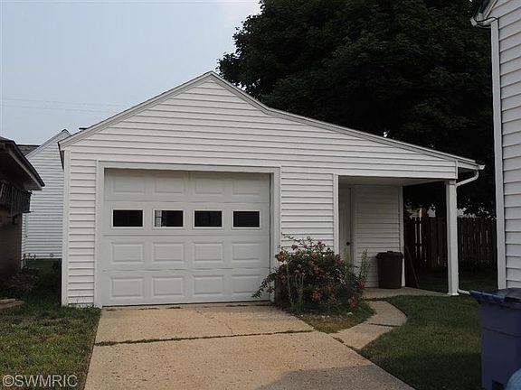 3rd image of 1253 Oaklawn St NE