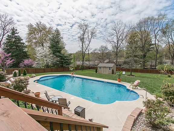 5th image of 9816 Pembroke Ln