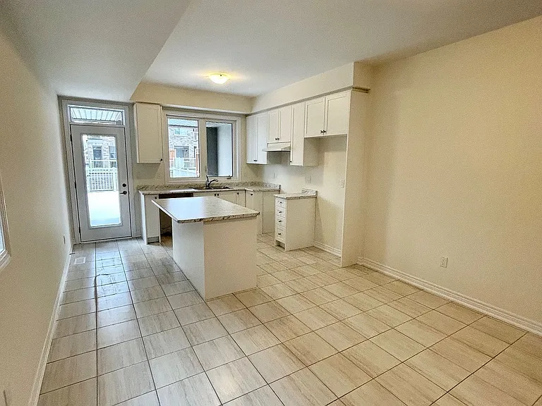 939 Crowsnest Holw — Photo 2