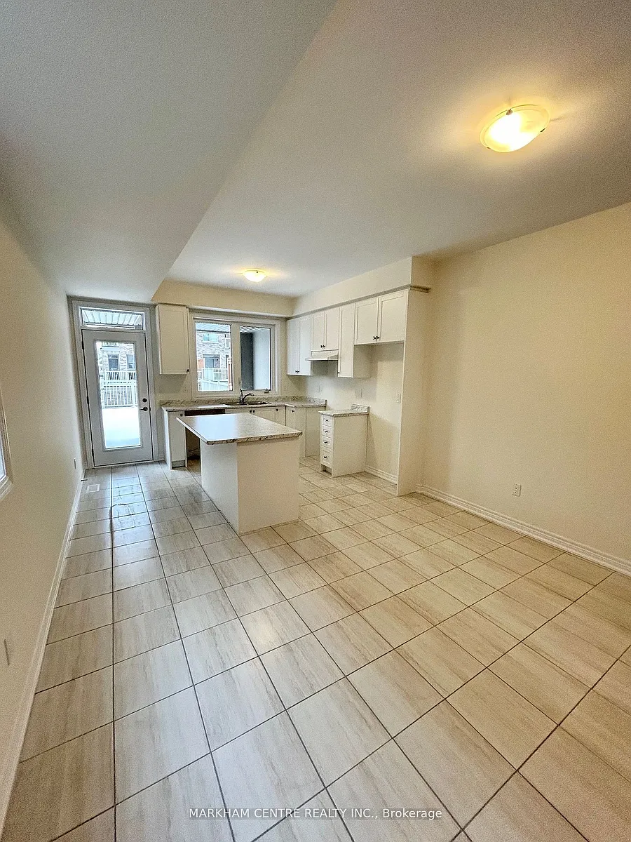 Building Photo - 939 Crowsnest Holw