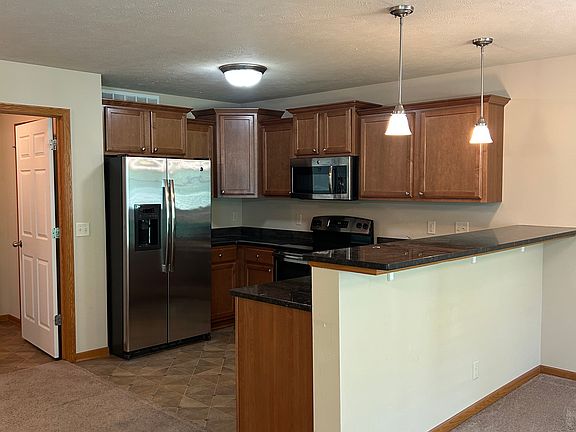 3rd image of 909 Carlton Cir