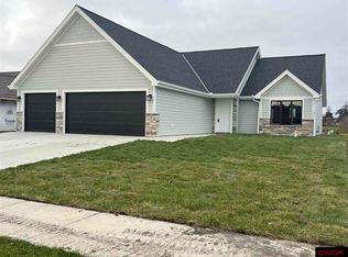 528 Torrey Pines Dr, Mankato, MN 56001
