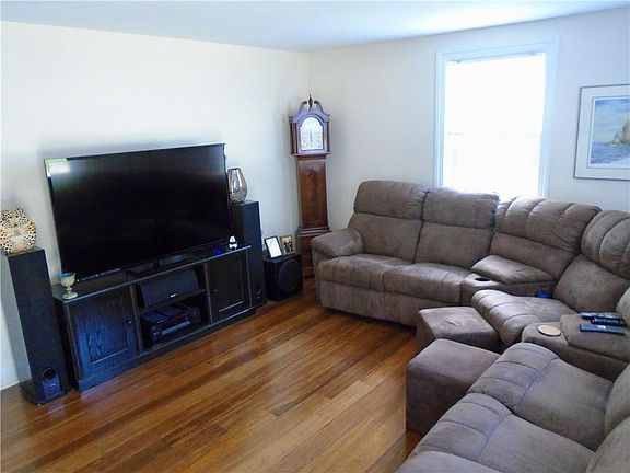 5th image of 6 Woodstock Dr