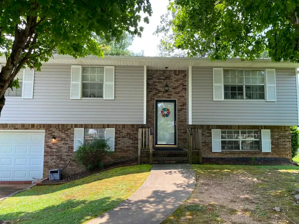 717 Oak Dr E, Trussville, AL 35173