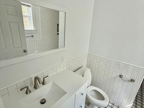 5th image of 402 Bonner St