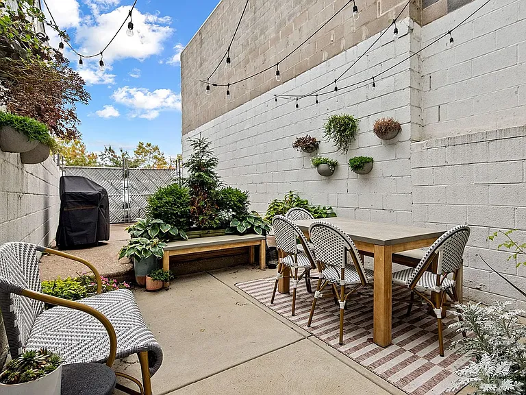 114 E Allen St — Photo 11
