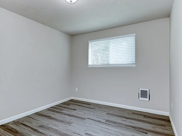 Beautifully Renovated 2 Bed, 1 Bath Townhouse Available July 1st! — Photo 17