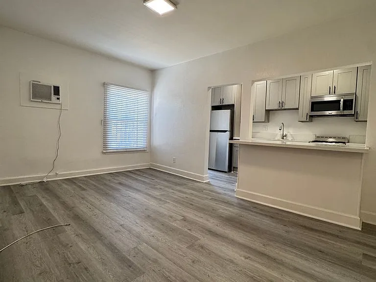 447 S. Rampart Blvd - Studio & 1 Bedroom Apartment! — Photo 8