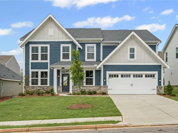 692 Crystal Lake Pkwy, Hoschton, GA 30548