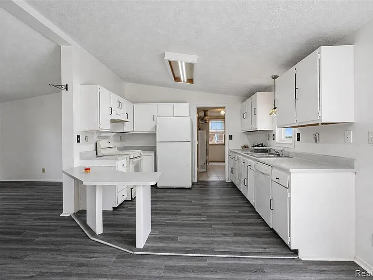 15060 Michael St — Photo 15