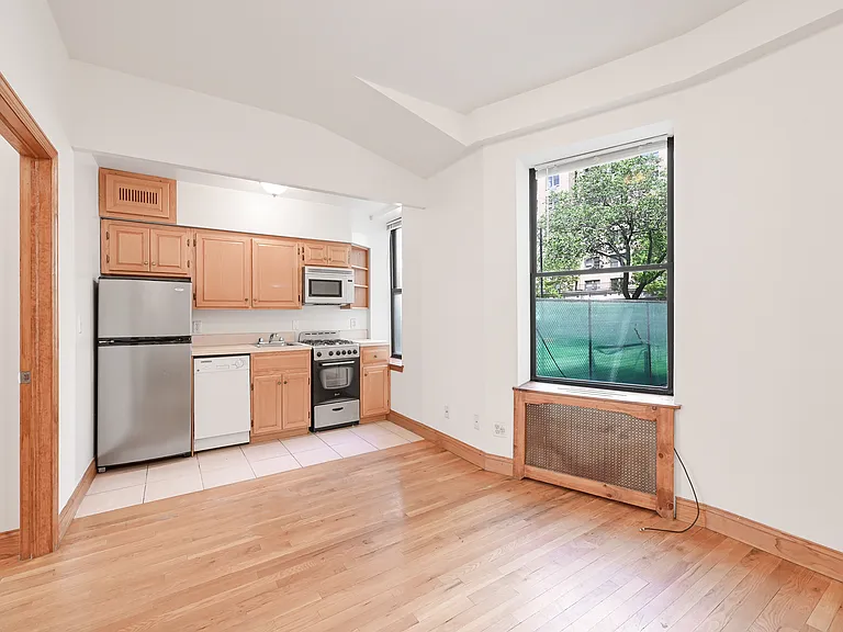 312 W 48th St #3 — Photo 3