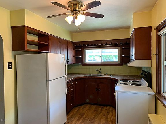 3rd image of 813 Weldon St