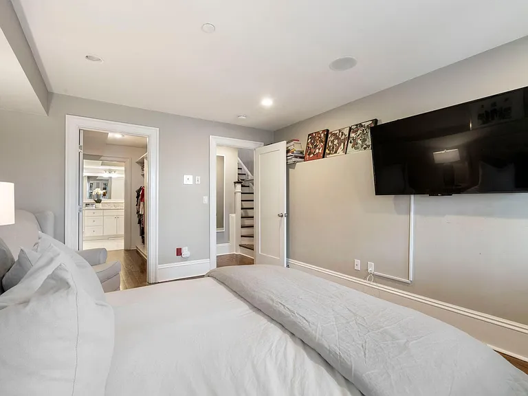 532 E Broadway #1 — Photo 9