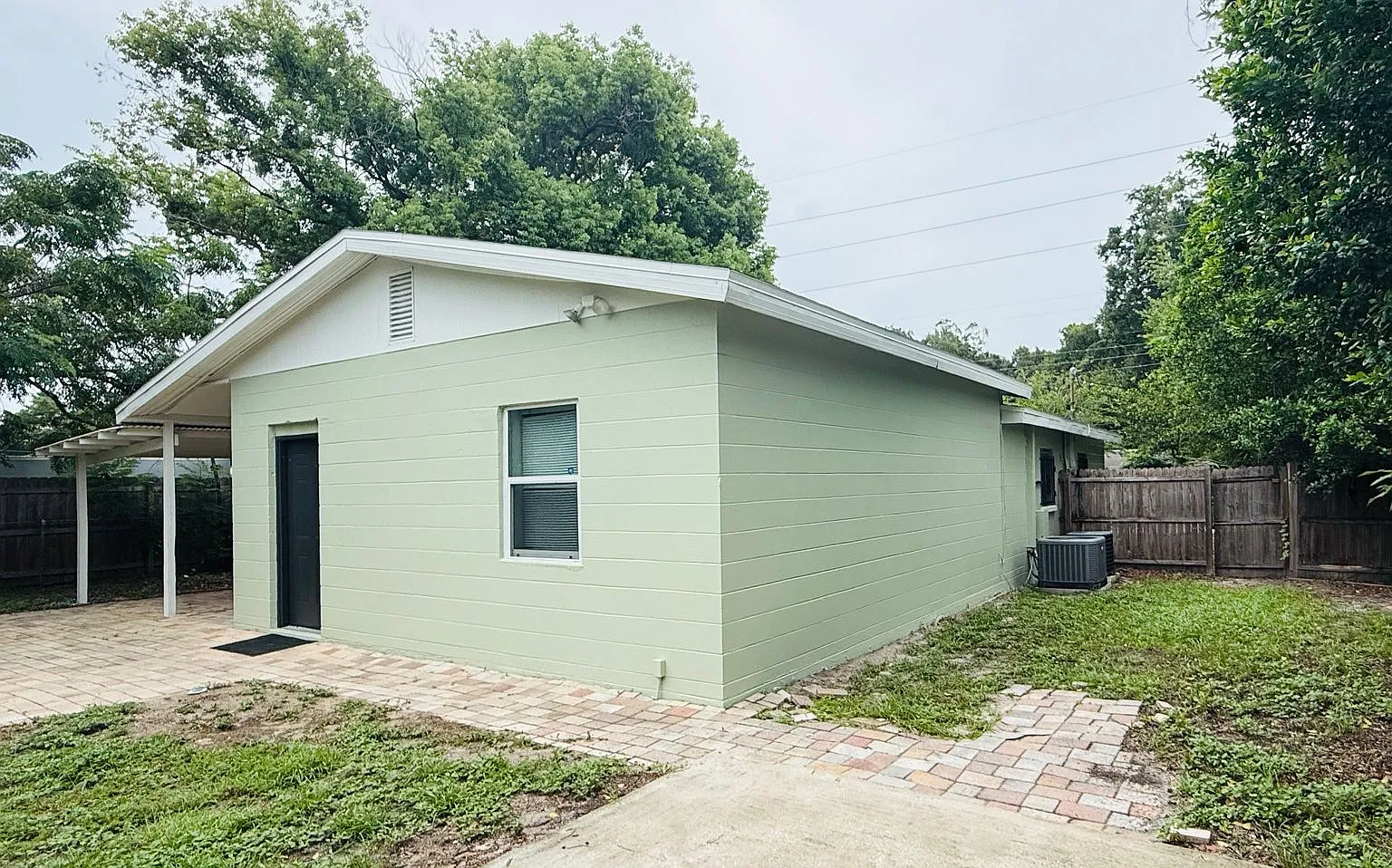 Come see this beautiful 4 bedroom, 2 bath home for rent near Busch Gardens! — Photo 2