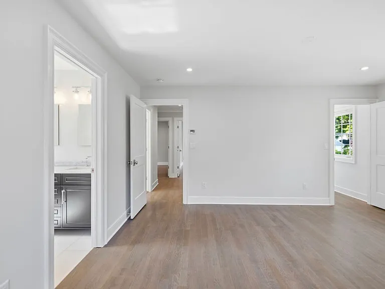 Morgan Ave — Photo 12