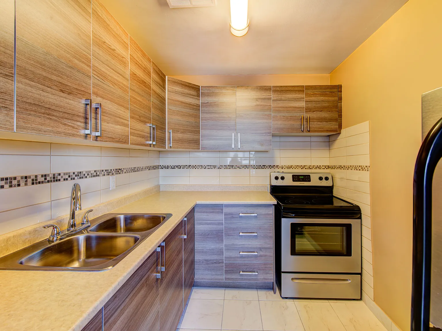 Bristol Arms Apartments — Photo 1