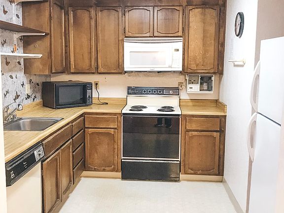 Kitchen with plenty of cabinet space (check picture of new electric stove for updated)