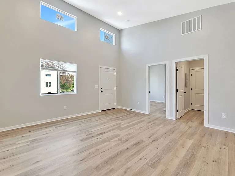 1023 S Edwards St #200 — Photo 5