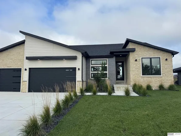 3520 Tree Line Dr, Lincoln, NE 68516