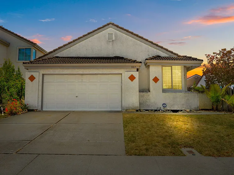 957 McCoy Creek Cir — Photo 1