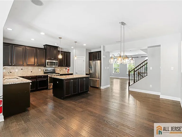 89 Isabelle Ct — Photo 11