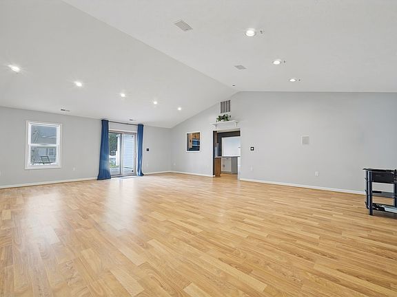 5th image of 40 Peterborough Dr