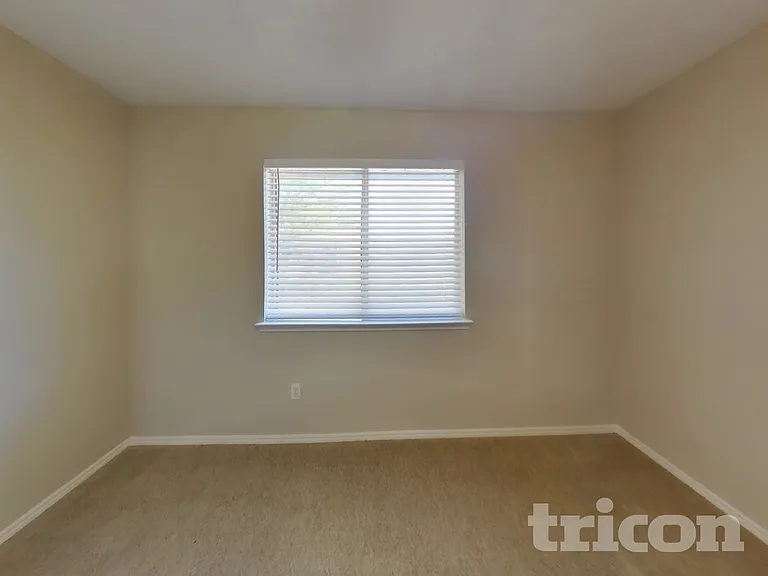 409 Roan Ln — Photo 14